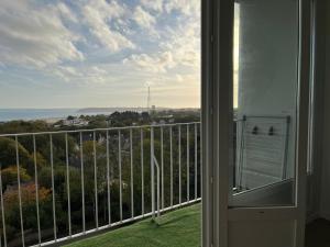 Cette chambre dispose d'un balcon avec vue sur l'océan. dans l'établissement Nouveau! Appartement vue mer 180° et place parking, à Brest