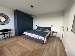 - une chambre avec un lit et une armoire bleue dans l'établissement Nouveau! Appartement vue mer 180° et place parking, à Brest