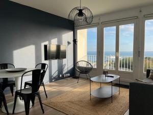 Televízia a/alebo spoločenská miestnosť v ubytovaní Nouveau! Appartement vue mer 180° et place parking