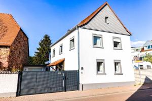 una casa blanca con una puerta negra en Spacious 6 Room Flat *Balcony & Terrace*, en Darmstadt