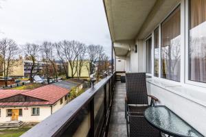 balkon z krzesłami i widokiem na ulicę w obiekcie Apartament Leniuchówka w Zakopanem