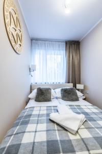 sypialnia z dużym łóżkiem z 2 poduszkami w obiekcie Apartament Leniuchówka w Zakopanem