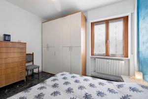 um quarto com uma cama, uma cómoda e uma janela em Appartamento Le Vele em Borghetto Santo Spirito