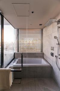 逗子的住宿－MALIBU HOTEL，带浴缸和窗户的大浴室