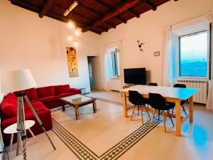 Televízia a/alebo spoločenská miestnosť v ubytovaní Ulisse's LOFT - Incantevole vista mare, centro storico e spiaggia a piedi - wifi
