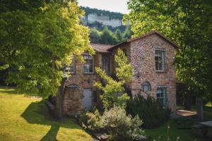 stary kamienny dom na środku podwórza w obiekcie The French Cottage w mieście Clarens