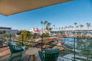 uma varanda com cadeiras e vista para a praia em MALIBU HOTEL em Zushi