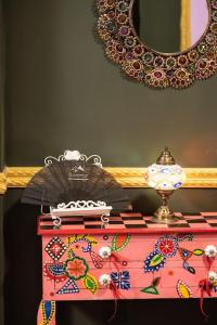 LAS DOS CATEDRALES 1 في بلاسينثيا: طاولة مع صندوق ملونة مع مرآة