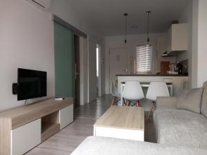 sala de estar con sofá y TV en Apartaments L´AMFORA, en Tossa de Mar