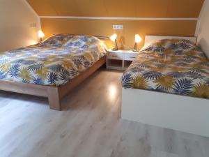 1 dormitorio con 1 cama grande y mesita de noche con falda en “In Oans Oefje” Parel in de polder!, en Lewedorp