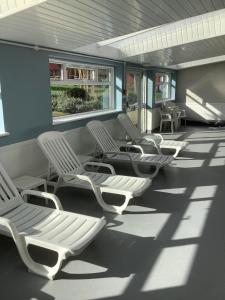 Afbeelding uit fotogalerij van Escape to a Clifftop Chalet with pool and tennis onsite - 1A Kingsdown Holiday Park in Kingsdown +43 foto's