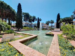 una fontana in mezzo a un parco alberato di Renovated 2 bedroom Apt 5 min walk to beach RDR279 a Estepona