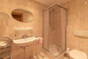 Kopalnica v nastanitvi Hotel Garni Apart TINA