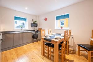 cocina y comedor con mesa y sillas en Modern City Centre Apartment in Inverness, en Inverness