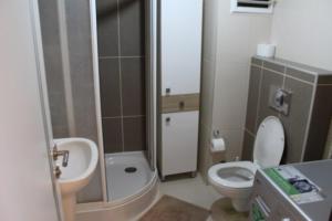 a small bathroom with a toilet and a sink at KONYAALTI HURMA 1+1 EŞYALI DAİRE TAMAMI in Antalya