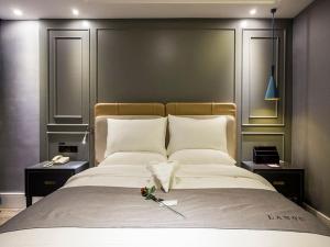 Un dormitorio con una cama grande con flores. en LanOu Hotel Ningyang Qixian Road Yizhong, en Ningyang