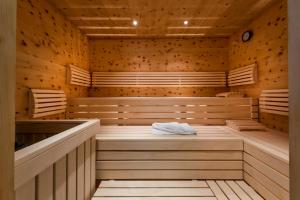 eine Sauna mit Holzwänden und Holzböden in der Unterkunft All-Suite Resort Kühtai in Kühtai