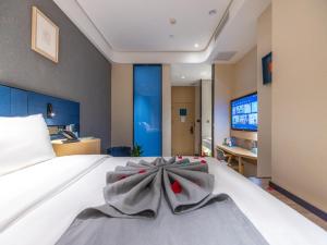 1 dormitorio con 1 cama blanca grande con arco en LanOu Hotel Lanzhou Zhengning Road Night Market en Lanzhou