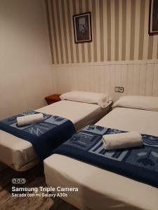 Łóżko lub łóżka w pokoju w obiekcie Pensión San Isidro