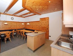 een keuken met een tafel en stoelen en een wastafel bij Haus Tschambräu in Gaschurn