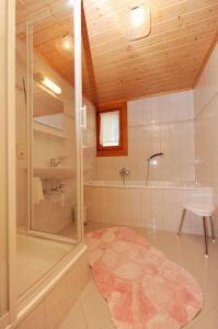 een badkamer met een douche, een bad en een toilet bij Haus Tschambräu in Gaschurn