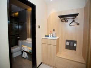 uma casa de banho com um WC, um lavatório e um chuveiro em LanOu Hotel Huai'an Jinhu Suning Plaza West Health Road em Jinhu