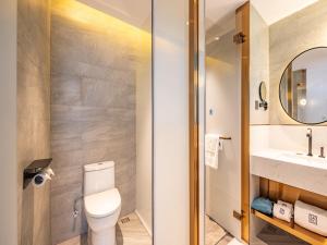 La salle de bains est pourvue de toilettes et d'un lavabo. dans l'établissement LanOu Hotel Guilin Wanfu Plaza, à Guilin