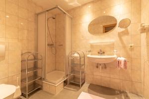 y baño con ducha, lavabo y aseo. en Hotel Garni Apart TINA, en Ischgl