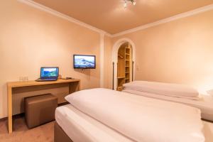 TV in/ali zabaviščno središče v nastanitvi Hotel Garni Apart TINA