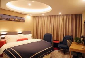 LanOu Hotel Tongcheng Traditional Chinese Medicine Hospital Easy Home tesisinde bir odada yatak veya yataklar