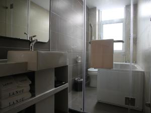 een badkamer met een wastafel, een toilet en een spiegel bij LanOu Hotel Yucheng Yingbin Avenue in Yuncheng