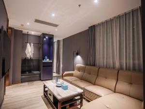 uma sala de estar com um sofá e uma mesa em LanOu Hotel Chaozhou Xiangqiao District Plaza em Chaozhou