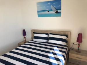 Un pat sau paturi într-o cameră la Superbe appartement vue sur mer