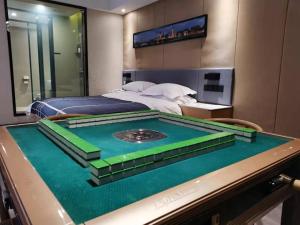 Una habitación con una cama y una mesa con una gran piscina en LanOu Hotel Lianyungang Donghai Anfeng Town en Donghai