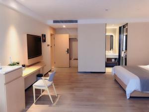 Μια τηλεόραση ή/και κέντρο ψυχαγωγίας στο LanOu Hotel Jinzhou Red Star Macalline