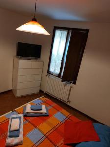 een woonkamer met een kamer met een tapijt op de vloer bij VILLA LILLI in Ferrara