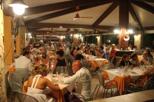 Majoituspaikan Villaggio Piscina Rei ravintola tai vastaava paikka