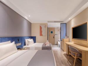 A television and/or entertainment centre at LanOu Hotel Qingdao Golden Beach Scenic Area