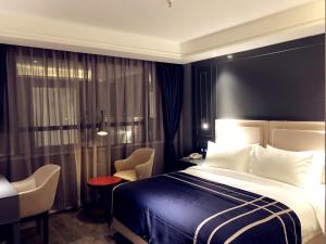 um quarto de hotel com uma cama e uma secretária em LanOu Hotel Liangshan Leibo Leishui Lake em Leibo