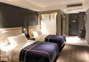 um quarto de hotel com duas camas e uma casa de banho em LanOu Hotel Liangshan Leibo Leishui Lake em Leibo