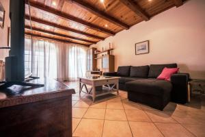 een woonkamer met een bank en een tafel bij Oasis Camp Portugal in Lagoa