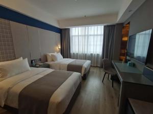 Habitación de hotel con 2 camas y TV de pantalla plana. en LanOu Hotel Shijiazhuang Luquan Zoo Scenic Spot, en Luquan