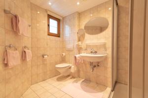 Kopalnica v nastanitvi Hotel Garni Apart TINA