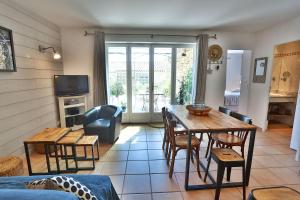 een woonkamer met een tafel en stoelen bij Le Bastidon de Guillemette in Gordes