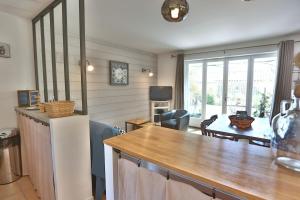 uma cozinha com um frigorífico e uma sala de jantar em Le Bastidon de Guillemette em Gordes
