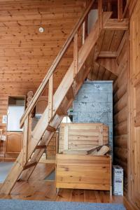 - un escalier en bois dans une chambre dotée de parquet dans l'établissement Saimaan Kultaranta, à Puumala