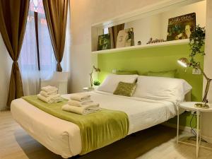 um quarto com uma cama grande com toalhas em Truly Verona em Verona