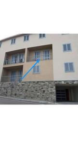 ein Gebäude mit einem blauen Pfeil davor in der Unterkunft Apartment near to Como - Donkey's House in Tavernerio