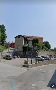 eine Straße mit Autos, die an einer Straße geparkt sind in der Unterkunft Apartment near to Como - Donkey's House in Tavernerio