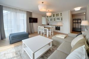 sala de estar con sofá y mesa en Apart Invest Szklarska 800 B12 en Szklarska Poręba